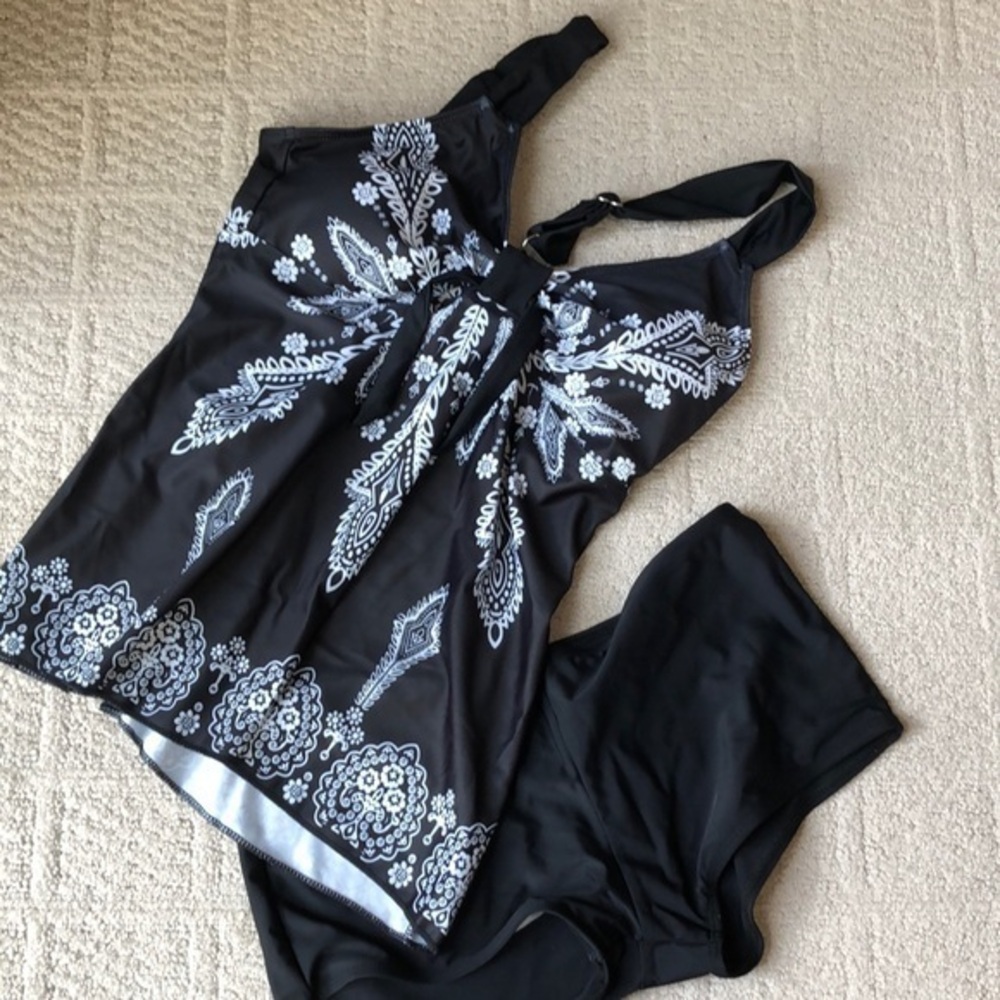 Roswe NIP black/white print tankini